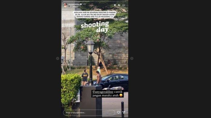 Anya Geraldine saat adu mulut dengan pengendara motor di jalan, Sabtu (13/8/2023).