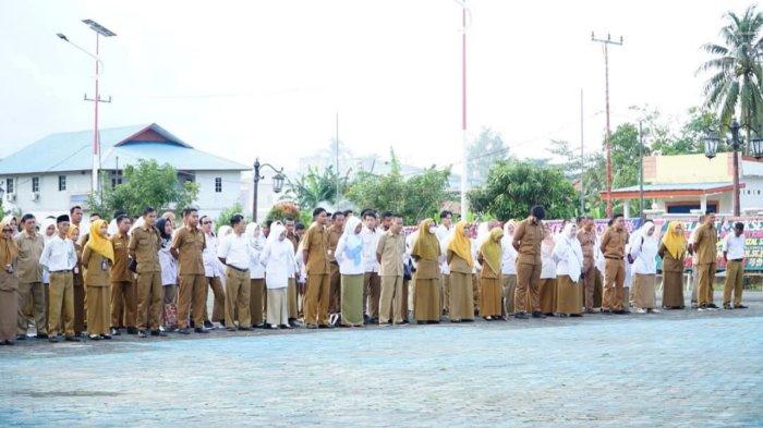 PEGAWAI - Potret pegawai Pemkab Lingga saat melaksanakan apel di halaman Kantor Bupati Lingga, Daik, beberapa waktu lalu. Dua PNS berkantor di Bakung Serumpun tak pernah masuk selama dua tahun.