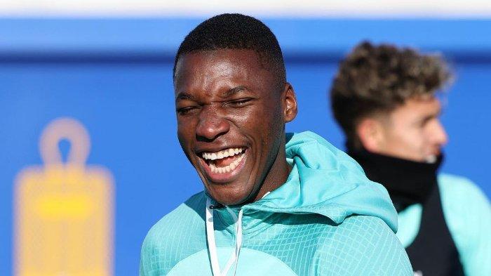 Ekspresi pemain Brighton, Moises Caicedo, dalam sesi latihan bersama klub. Sabtu (21/1/2023).
