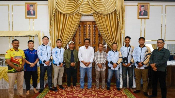 Asisten III Setdakab Karimun, Junaidi dan Kadispora Karimun, Usman melepas tiga atlet dan dua pelatih takraw Karimun untuk mengikuti PON XXI Aceh-Sumut, Selasa (2/9/2024).