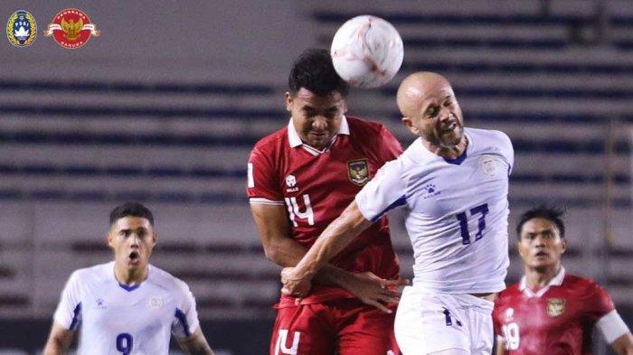 Filipina vs Indonesia - Pemain Timnas Indonesia Asnawi Mangkualam (kedua dari kiri) berebut bola di udara dengan pemain Filipina Stephan Markus Cabizares Schrock pada matchday 4 Grup A Piala AFF 2022, Senin (2/1/2023) di Manila, Filipina. Indonesia menang 2-1 pada pertandingan ini.