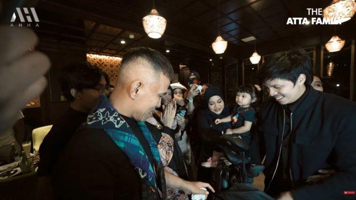 Atta Halilintar beli satu set peralatan golf edisi terbaru untuk kado ultah sang ayah, Minggu (15/10/2023). FOTO: Atta Halilintar saat berikan kado ultah untuk Halilintar Anofial Asmid, sebagaimana melansir YouTube AH, Minggu (15/10/2023).