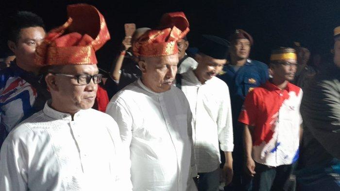 PILKADA LINGGA 2024 - Alias Wello dan Muhammad Ishak mendatangi Kantor KPU Lingga untuk mendaftar sebagai peserta Pilkada Lingga 2024, Kamis (29/8) malam.