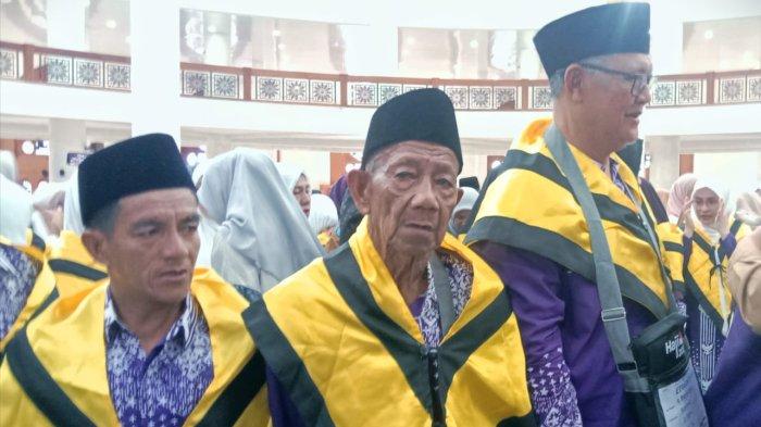 CALON JEMAAH HAJI NATUNA - Bujang Ibrahim Ilyas (posisi tengah, 74 tahun) jemaah haji tertua dari Kabupaten Natuna, Provinsi Kepri saat pelepasan secara simbolis oleh Pemkab Natuna, Selasa (29/4). Kepada Tribun Batam, ia menceritakan perjuangannya hingga bisa berangkat menunaikan rukun Islam kelima itu.