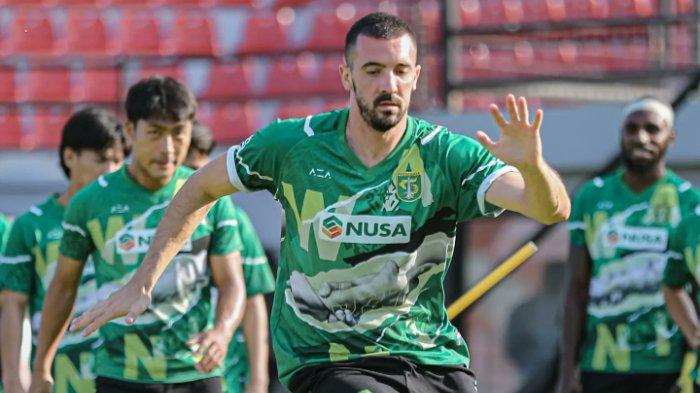 Pemain Persebaya Surabaya terlihat sedang melakukan sesi latihan jelang laga pekan 16 BRI Liga 1 2023-2024 menghadapi Bali United. Kamis (19/10/2023).