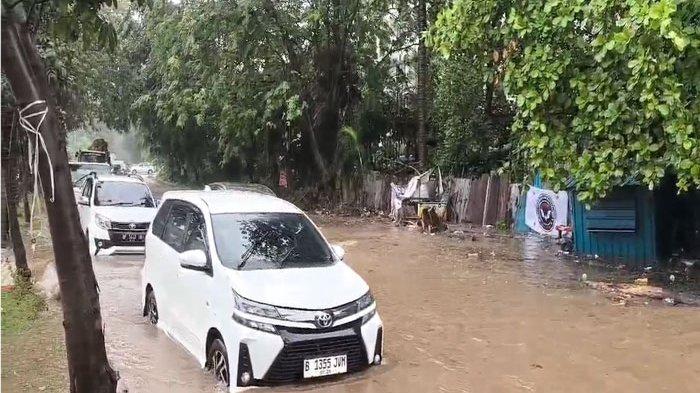 BANJIR DI BATAM - Tangkap layar kondisi banjir di Batam depan Pacific Hotel Batam, Jalan Duyung, Kecamatan Batuampar, Senin (14/10/2024). BMKG memprediksi prakiraan cuaca besok Batam.