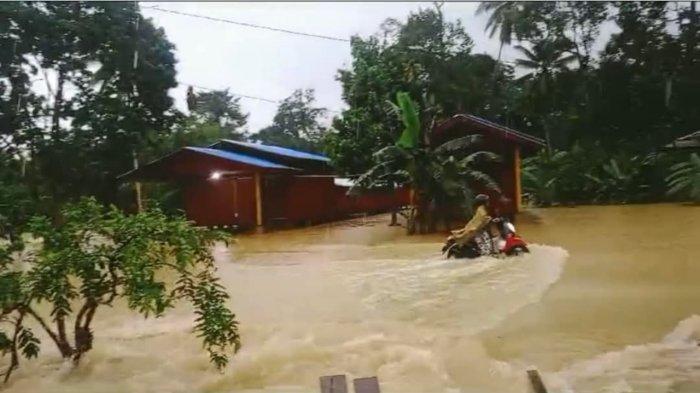 BANJIR DI LINGGA - Banjir genangi wilayah Daik, Kecamatan Lingga, Kabupaten Lingga, Provinsi Kepri, Banjir di Lingga untuk kesekian kalinya ini diakibatkan hujan deras ditambah air laut pasang. Rumah, tempat ibadah, toko atau tempat usaha, sekolah hingga jalan raya ikut terendam, Rabu (15/1/2025).