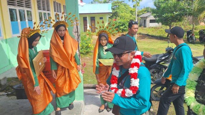 Ketua Tim Edukasi Rupiah Berdaulat (ERB) Tahun 2024, Datje C. Suhajat dikalungi bunga oleh Siswa-siswi SMAN 1 Subi.
