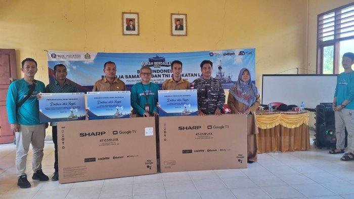 Tim ERB memberikan bantuan Program Sosial Bank Indonesia (PSBI) berupa televisi, sembako dan beberapa barang lainnya. kepada sekolah SMAN 1 Subi.