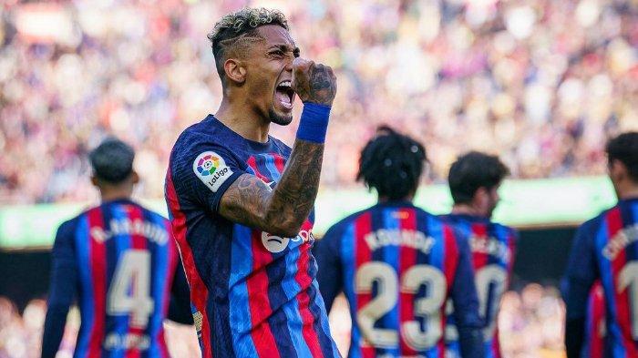 Reaksi pemain Barcelona, Raphinha, usai mencetak gol pada laga pekan 24 Liga Spanyol 2022-2023 antara Barcelona vs Valencia yang berhasil dimenangkan oleh Barcelona dengan skor 1-0. Minggu (5/3/2023).