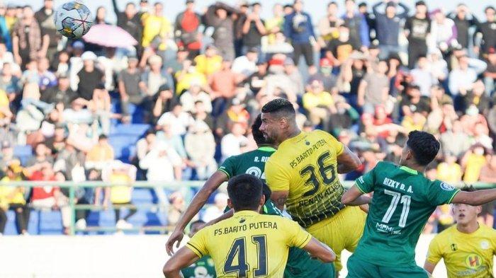 Momen pemain Barito Putera, Renan Alves, menyundul bola sebelum akhirnya menjadi gol penentu kemenangan menghadapi Persebaya Surabaya dengan skor 2-1. Kamis (9/3/2023).
