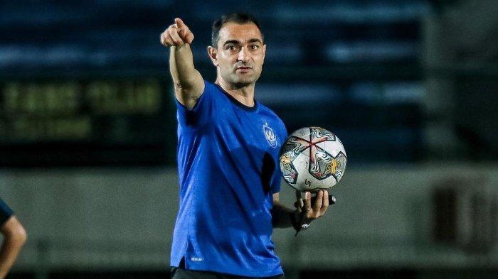 Pelatih PSIS Semarang, Albert Agius, memeberikan instruksi kepada para pemainnya jelang laga tunda BRI Liga 1 2022-2023 antara Barito Putera vs PSIS. Sabtu (25/3/2023).
