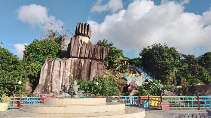 WISATA DI ANAMBAS - Destinasi wisata Batu Tompak Tige di Kecamatan Siantan, Kabupaten Kepulauan Anambas, Provinsi Kepulauan Riau (Kepri). Foto diambil Jumat (8/11/2024).