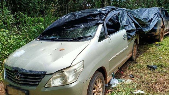 BANYAK KACA PECAH - Begini penampakan sejumlah mobil yang terparkir di arena judi sabung ayam yang berlokasi di Kampung Karang Manik, Kecamatan Negara Batin, Way Kanan, Rabu (19/3/2025).