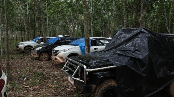 BANYAK KACA PECAH - Begini penampakan sejumlah mobil yang terparkir di arena judi sabung ayam yang berlokasi di Kampung Karang Manik, Kecamatan Negara Batin, Way Kanan, Rabu (19/3/2025).