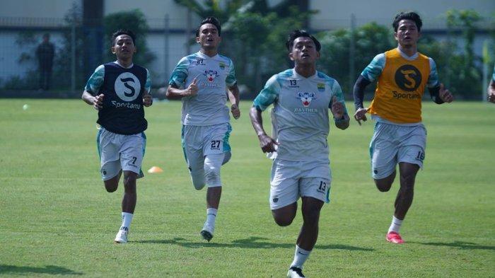 Bek Persib Bandung, Zalnando (27) saat berlatih dengan rekan setim di Stadion Persib, Selasa (13/2/2024).