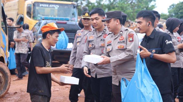BERBAGI TAKJIL - Polda Kepri berbagi takjil kepada warga di TPA Punggur Kota Batam, Kamis (8/3/2025).