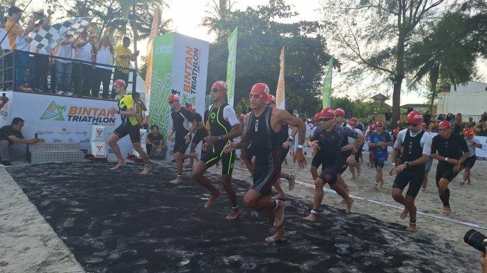 Peserta Bintan Triathlon 2023 di Pantai Lagoi Bay, Bintan Resorts, Sabtu (21/10/2023). Event Internasional di Kabupaten Bintan ini kembali digelar setelah tiga tahun absen akibat pandemi covid-19.