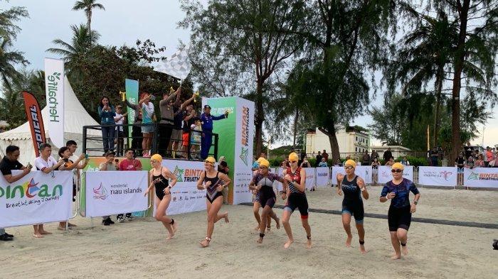 Peserta Bintan Triathlon 2024 kategori youth di Lagoi Bay, Bintan Resorts, Kabupaten Bintan, Provinsi Kepulauan Riau (Kepri), Minggu (2/6).