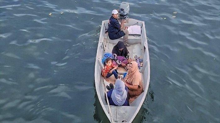AKTIVITAS WARGA - Aktivitas boat pancung mengantar warga pulang pergi antar pulau di Kecamatan Bulang, Kota Batam, Minggu (20/10/2024). Aktivitas menyebrangi lautan ini juga dihadapi pelajar di Kelurahan Bulang Kebang setiap hari. Karena tak ada SMP dan SMA di kampung mereka.