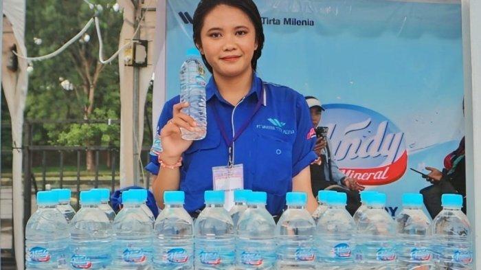 SPG Mindy mineral water memperlihatkan produk Mindy.
