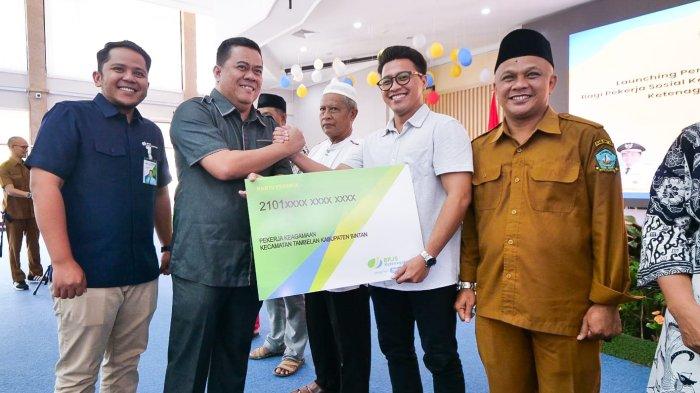 BPJS KETENAGAKERJAAN  - Sekda Bintan, Ronny Kartika pun menyerahkan secara simbolis kartu BPJS Ketenagakerjaan di Aula Kantor Bupati Bintan.