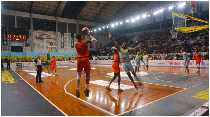 Brandon Jawato melakukan tembakan tiga angka di laga Kesatria Bengawan Solo vs Pelita Jaya Jakarta, pada Jumat (5/7/2024).