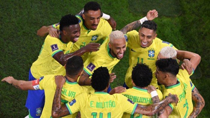 Penyerang Timnas Brasil, #10 Neymar (tengah) melakukan selebrasi bersama rekan-rekan setimnya usai mencetak gol kedua timnya melalui titik penalti dalam laga sepak bola babak 16 besar Piala Dunia 2022 Qatar antara Brasil melawan Korea Selatan di Stadion 974, di Doha, Qatar, Senin (5/12/2022) waktu setempat.
