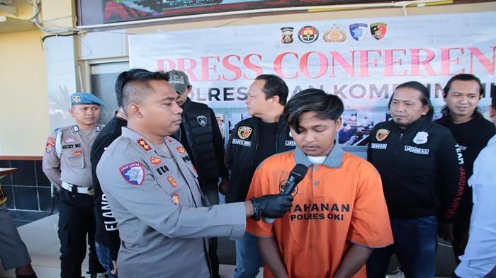 RILIS TERSANGKA -- Kapolres OKI, AKBP Eko Rubiyanto saat menanyakan perihal kejadian ke pelaku Bujang (23) yang tega membunuh korban Marini (19) di Desa Muara Baru, Kecamatan Kayuagung, Kabupaten Ogan Komering Ilir, Senin (21/7/2025). Tersangka hampir satu bulan buron.