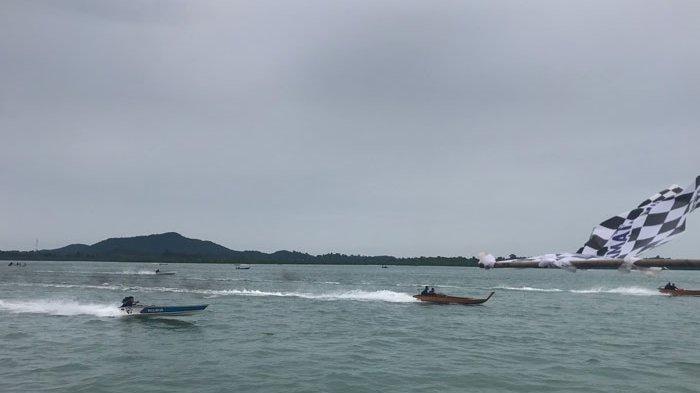 BULANG FUN DAY DI BATAM - Lomba balap kapal yang diberi nama Bulang Fun Day di Pulau Buluh, Kota Batam, Provinsi Kepulauan Riau (Kepri), Sabtu (24/8/2024). Lomba berkaitan dengan peringatan HUT ke 79 Kemerdekaan Republik Indonesia.