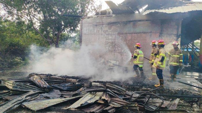 KEBAKARAN DI LINGGA - Petugas Damkar Lingga saat memadamkan api yang menghanguskan SDN 013 Singkep di Air Salak, Desa Batu Kacang, Kecamatan Singkep, Rabu (27/3/2024).