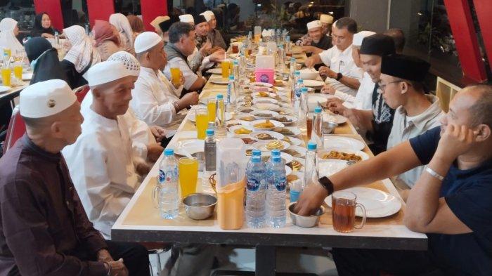 Bupati Natuna, Wan Siswandi menyambut kedatangan 61 Jamaah Haji asal Kabupaten Natuna yang tiba di Kota Batam.
