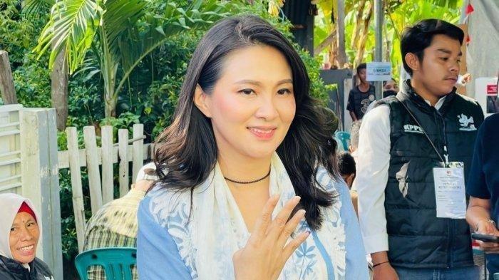 Calon Gubernur Maluku Utara Sherly Tjoanda telah melakukan pencoblosan di TPS 05 lorong Al Hijrah, lingkungan RT 08/RW 04, Kelurahan Jati, Kecamatan Ternate Selatan, Rabu (27/11/2024)