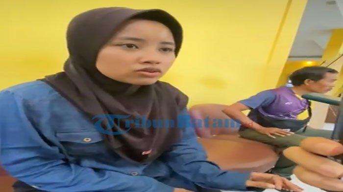 JAMBRET DI BATAM - Fitri, wanita pekerja PT di Batam korban jambret saat ditemui sejumlah awak media, Jumat (13/6/2025). Ia menceritakan detik-detik dua pelaku beraksi saat siang hari.
