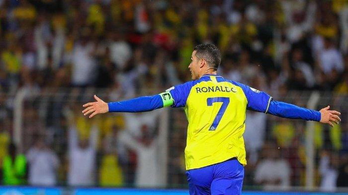 Momen pemain Al Nassr, Cristiano Ronaldo, melakukan selebrasi usai mencetak gol pada laga Al Wehda vs Al Nassr. Jumat (10/2/2023).