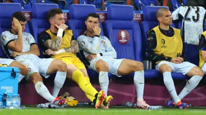 Cristiano Ronaldo terlihat kurang puas ketika dirinya harus dicadangkan di laga Georgia vs Portugal di Euro 2024 di mana timnya kalah dengan skor 2-0.