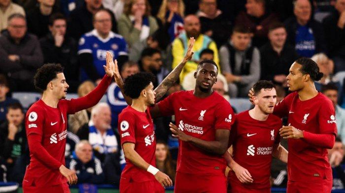Gelandang Liverpool asal Inggris Curtis Jones (kiri) selebrasi dengan rekannya setelah cetak gol pertama ke gawang Leicester City pada pekan 36 Premier League Liga Inggris 2022-2023, Senin (15/5/2023) malam atau Selasa dinihari WIB. Liverpool menang 3-0 atas Leicester City pada laga ini.