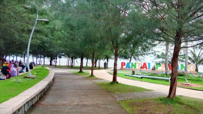 Potret suasana di Pantai Piwang, Kabupaten Natuna, Provinsi Kepulauan Riau, lokasi favorit warga Natuna beraktivitas akhir pekan.