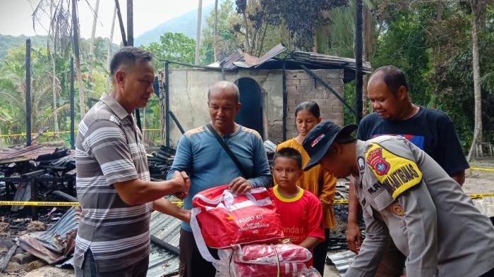 SERAHKAN BANTUAN - Dinas Sosial saat menyerahkan langsung bantuan darurat untuk warga terdampak kebakaran di Jalan Air Kumbik, Kelurahan Ranai Darat, Kecamatan Bunguran Timur, Kabupaten Natuna, Minggu (20/7/2025).