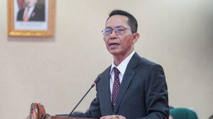 Wali Kota Batam terpilih, Amsakar Achmad, mempresentasikan disertasinya dalam sidang terbuka program doktor ilmu pemerintahan di IPDN Jakarta yang berjudul Implementasi Kebijakan Ex-Officio dalam Pengembangan Kawasan Perdagangan Bebas dan Pelabuhan Bebas Batam.