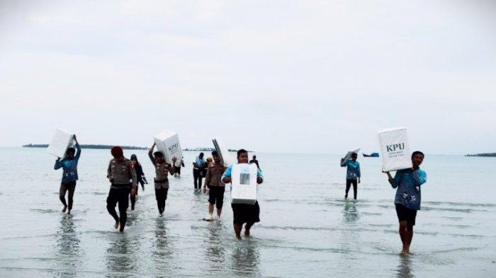LOGISTIK PILKADA NATUNA 2024 - Potret perjuangan KPU Natuna dan Kepolisian dalam mendistribusikan logistik Pilkada serentak 2024 di Kecamatan Pulau Panjang baru-baru ini.