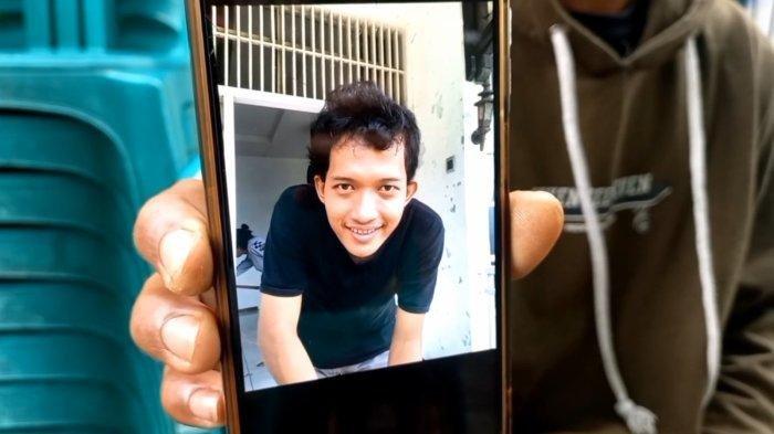 TEWAS PENUH LUKA DI KAMBOJA - Ihwan Sahab, pemuda asal Kebalen, Kecamatan Babelan, Kabupaten Bekasi tewas penuh luka di Kamboja, sebelumnya dia ditemukan di jalanan dengan kondisi mengenaskan oleh Polisi setempat.