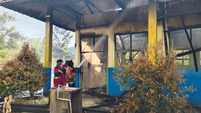 KEBAKARAN DI LINGGA - Petugas pemadam kebakaran (damkar) menyemprotkan air ke arah bangunan SDN 013 Singkep, Desa Batu Kacang, Kabupaten Lingga, Provinsi Kepri, Selasa (26/3/2024).