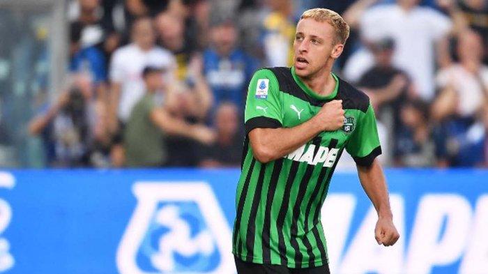 Gelandang Sassuolo asal Italia Davide Frattesi selebrasi setelah cetak gol ke gawang inter Milan di Serie A Liga Italia 2022-2023, 9 Oktober 2023.
