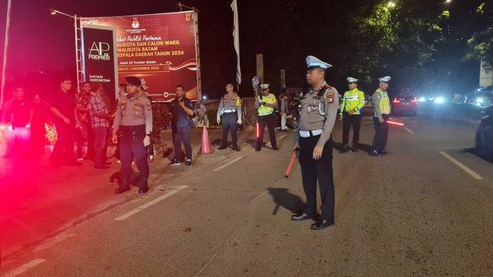 PILKADA BATAM 2024 - Polisi bersiaga di depan AP Premier Hotel Batam jelang debat Calon walikota Batam