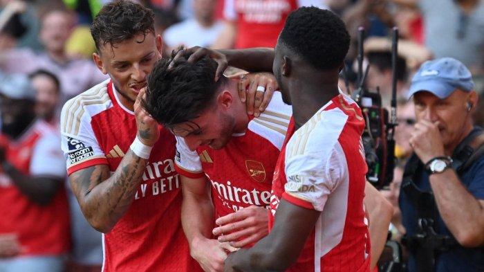 Arsenal Menang - Gelandang Arsenal asal Inggris Declan Rice selebrasi dengan rekannya setelah mencetak gol kedua Arsenal ke gawang Manchester United, Minggu (3/9/2023). Arsenal menang 3-1 atas Manchester United pada pertandingan pekan keempat Premier League Liga Inggris 2023-2024 ini.