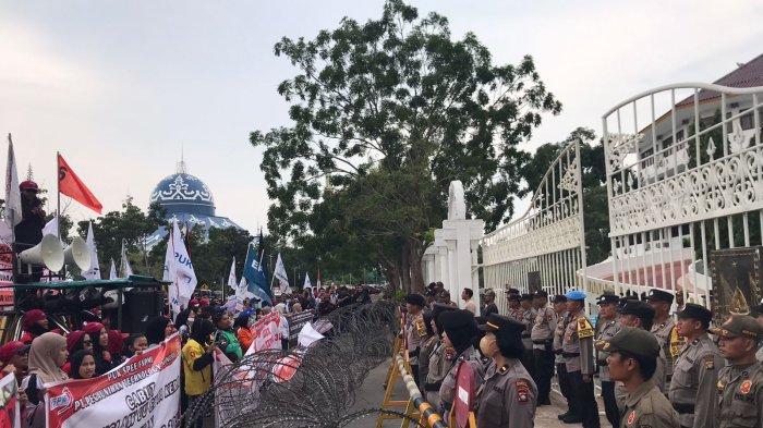 DEMO BURUH - Demo gabungan buruh di depan gedung kantor Walikota Batam