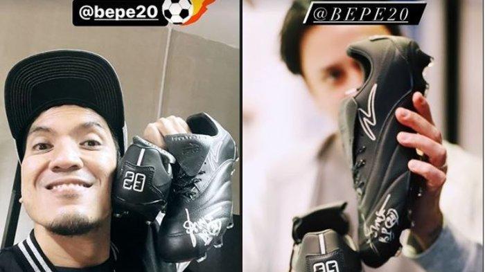 Desta Pamer Produk Sepatu Bola Ditanda Tangani Bambang Pamungkas