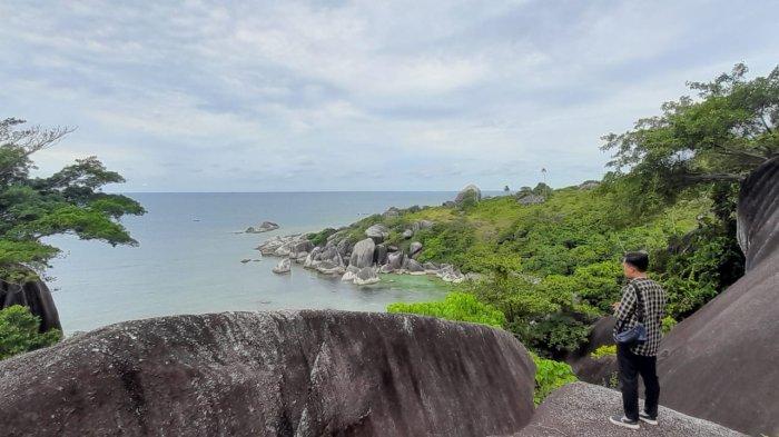 WISATA NATUNA - Pengunjung tengah menikmati wisata Kabupaten Natuna, Provinsi Kepri Batu Sindu di Tanjung Senubing, Ranai, Kecamatan Bunguran Timur, Kabupaten Natuna, Provinsi Kepri. Batu Sindu bisa menjadi tempat pilihan untuk menikmati momen liburan akhir pekan bersama keluarga. 