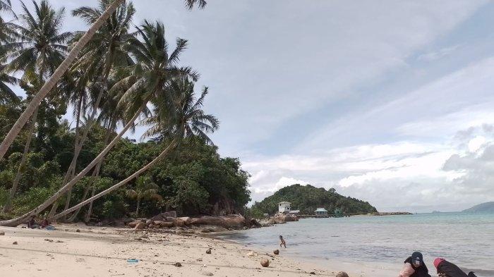 DESTINASI WISATA KEPRI - Pantai Pasir Manang di Desa Tarempa Timur, Kecamatan Siantan, Kabupaten Kepulauan Anambas, Provinsi Kepulauan Riau. Pantai ini menjadi satu di antara destinasi wisata Kepri.
Penulis: Novenri Halomoan Simanjuntak | Editor: Septyan Mulia Rohman